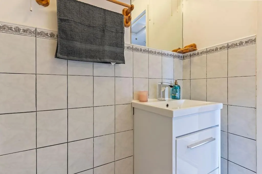 1-Bedroom Apartment With Free Private Parking - Canary Wharf Londra