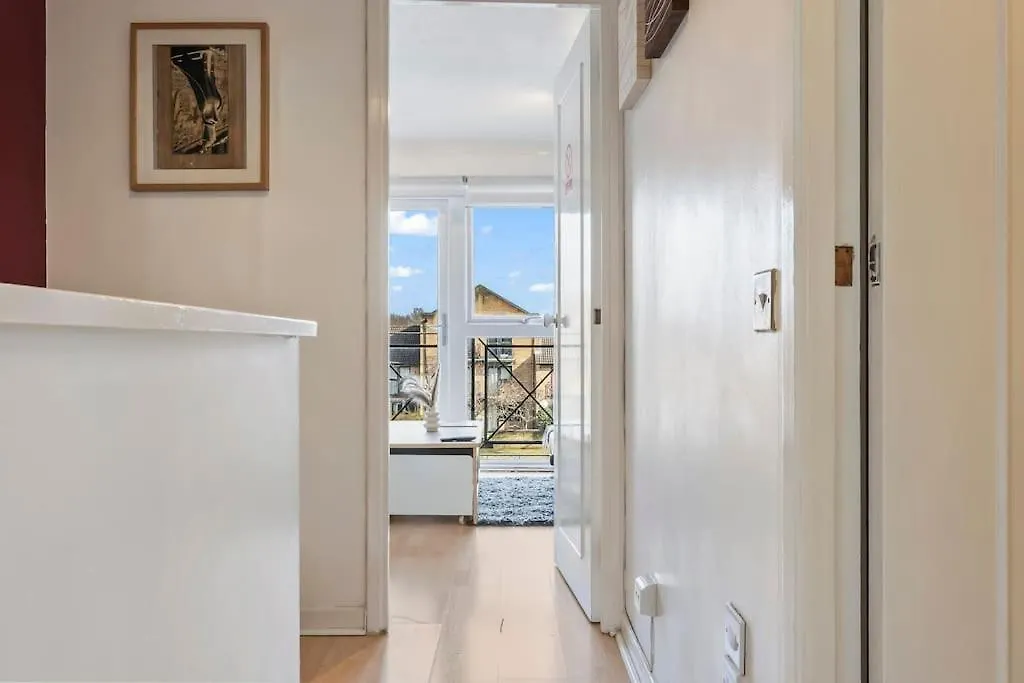 1-Bedroom Apartment With Free Private Parking - Canary Wharf Londra