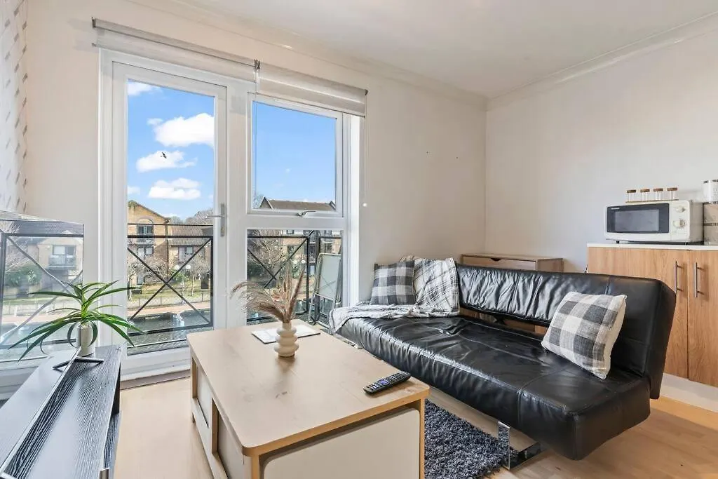1-Bedroom Apartment With Free Private Parking - Canary Wharf Londra
